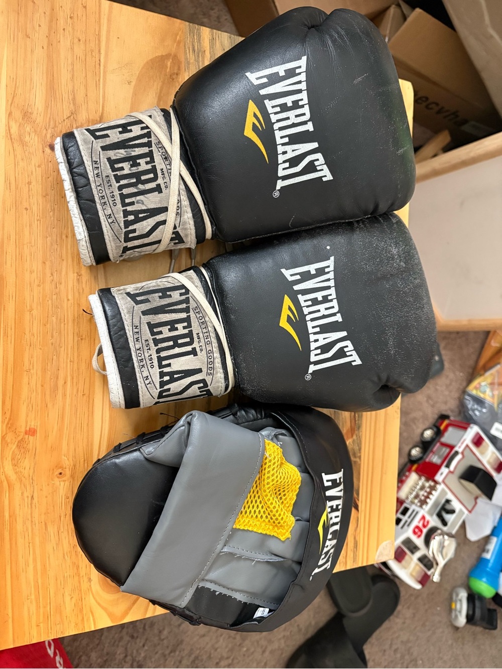 Everlast Black and Yellow Training Gloves with Focus Mitt